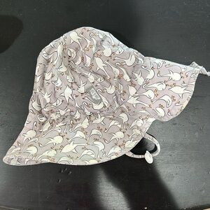 Purple sun hat w white geese size m. 
Fits about 6-24m adjustable